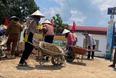 Tập thể Trường MN Tuổi Hồng hưởng ứng lễ ra quân đảm bảo an toàn giao thông- vệ sinh môi trường- trật tự đô thị- nông thôn.